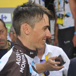 Le président de la République Emmanuel Macron et Romain Bardet lors de l'arrivée de la 17ème étape du 104ème Tour de France à Salle-des-Alpes (Serre Chevalier), le 19 juillet 2017. © Jeep.Vidon/Pool/Bestimage/Bestimage