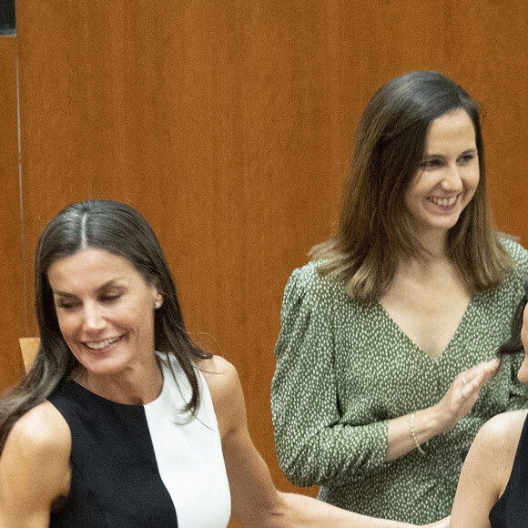 La reine Letizia d'Espagne lors de la remise des Prix Queen Letizia 2021 à l'Assemblée d'Estrémadure à Mérida, le 4 mai 2022. Lors de cette cérémonie, la professeure de droit civil à l'Université de Séville, Inmaculada Vivas a reçu une mention spéciale dans la catégorie "Recherche" pour sa carrière professionnelle dans le travail des personnes handicapées, ainsi que pour sa carrière universitaire et de recherche dans le domaine juridique. La reine et la lauréate portaient la même robe de la marque, Mango. L'objectif de ces prix est d'encourager la promotion des droits des personnes handicapées, l'inclusion sociale, l'égalité des chances, la réadaptation et la prévention des handicaps. La présentation a eu lieu lors de la réunion du Conseil du Conseil royal sur le handicap, qui célèbre cette année son 30e anniversaire.  A prize-winner (Inmaculada Vivas Tesón, Professor at the University of Seville) in the same Mango outfit as Queen Letizia. Queen Letizia attends the 'Queen Letizia Awards 2021' at the Assembly of Extremadura. Merida. May 4th, 2022. 