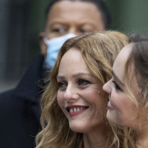 Vanessa Paradis et sa fille Lily Rose Depp - Photocall du défilé de mode prêt-à-porter printemps-été 2021 "Chanel" au Grand Palais à Paris. Le 6 octobre 2020 © Olivier Borde / Bestimage 