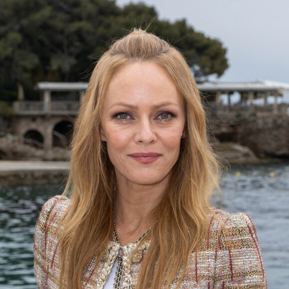 Vanessa Paradis - Les célébrités assistent au défilé croisière Chanel au Monte Carlo Beach à Monaco, le 5 mai 2022. © Olivier Borde / Bestimage  Celebrities attend the Chanel cruise fashion show at the Monte Carlo Beach in Monaco on May 5, 2022. 