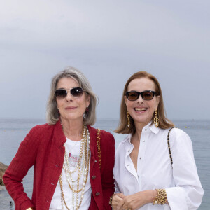 Caroline de Hanovre et Carole Bouquet - Les célébrités assistent au défilé croisière Chanel au Monte Carlo Beach à Monaco, le 5 mai 2022. © Olivier Borde / Bestimage 