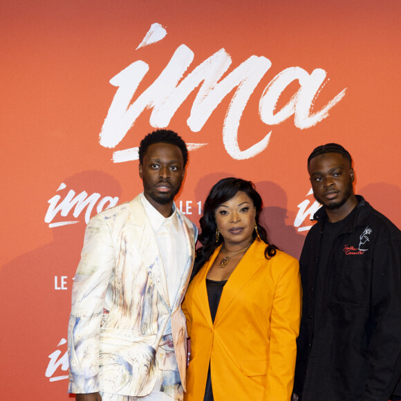 Dadju, Darcy Djuna et leur mère, Dalida - Avant-première du film "Ima" au cinéma Gaumont Champs-Élysées à Paris le 5 mai 2022. © Cyril Moreau/Bestimage