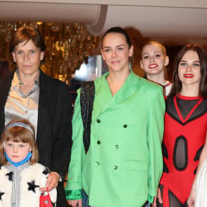 La princesse Stéphanie de Monaco, La princesse Gabriella de Monaco, comtesse de Carladès, Pauline Ducruet - La princesse Stéphanie de Monaco assiste, avec ses filles et ses neveux, à la représentation des élèves de l'école du cirque de Kiev au Festival du cirque de Monte-Carlo, le 16 avril 2022.