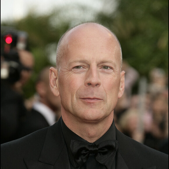Bruce Willis - Marches du film ''Nos voisins, les hommes'' (Over the Hedge) lors du Festival de Cannes, le 21 mai 2006. 