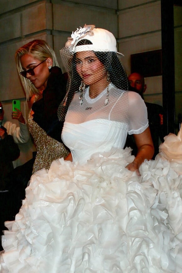 Kylie Jenner, Khloe Kardashian - Les célébrités quittent leurs hôtels pour se rendre à la soirée du "MET Gala 2022" à New York, le 2 mai 2022.