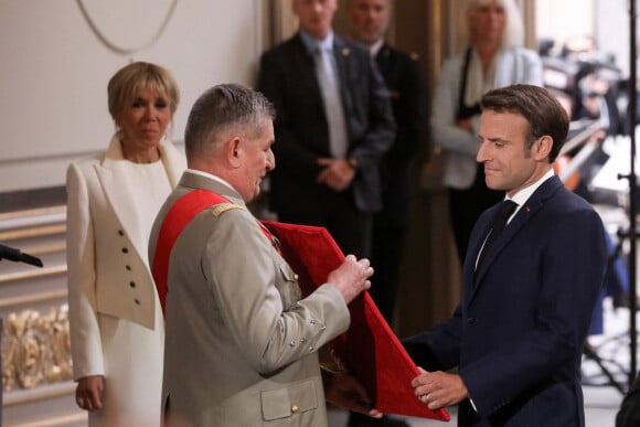 Emmanuel Macron et la première dame Brigitte Macron - Cérémonie d'investiture du président de la République au Palais de l'Elysée à Paris le 7 mai 2022, suite à sa réélection le 24 avril dernier