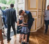 Photo d'Emmanuel Macron serrant dans ses bras deux des petites-filles de son épouse Brigitte Macron, lors de sa cérémonie d'investiture à la suite de sa réélection à l'Elysée ce 7 mai 2022. 
©️Soazig de la Moissonnière / Présidence de la République