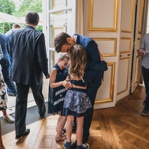 Photo d'Emmanuel Macron serrant dans ses bras deux des petites-filles de son épouse Brigitte Macron, lors de sa cérémonie d'investiture à la suite de sa réélection à l'Elysée ce 7 mai 2022. 
©️Soazig de la Moissonnière / Présidence de la République