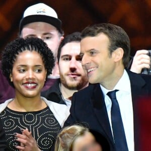 Emmanuel Macron et Emma (fille de Laurence Auzière) - Le président-élu, Emmanuel Macron, prononce son discours devant la pyramide au musée du Louvre à Paris, après sa victoire lors du deuxième tour de l'élection présidentielle le 7 mai 2017.