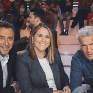 Exclusif - Bernard Montiel, Valérie Bénaïm, Benjamin Castaldi sur le plateau de l'émission TPMP (Touche pas à mon poste) diffusée en direct sur la chaine C8 le 15 février 2022. © Jack Tribeca / Bestimage 