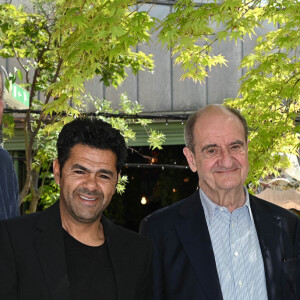 Exclusif - Sam Karmann, Jamel Debbouze, Pierre Lescure, président du festival de Cannes et Bruno Boutleux (directeur général Gérant chez Adami) - Remise du prix Adami de l'artiste citoyen à Jamel Debbouze au Bar à Bulles à Paris, France, le 9 mai 2022. © Coadic Guirec/Bestimage 