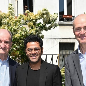 Exclusif - Pierre Lescure, président du festival de Cannes, Jamel Debbouze et Bruno Boutleux (directeur général Gérant chez Adami) - Remise du prix Adami de l'artiste citoyen à Jamel Debbouze au Bar à Bulles à Paris, France, le 9 mai 2022. © Coadic Guirec/Bestimage 