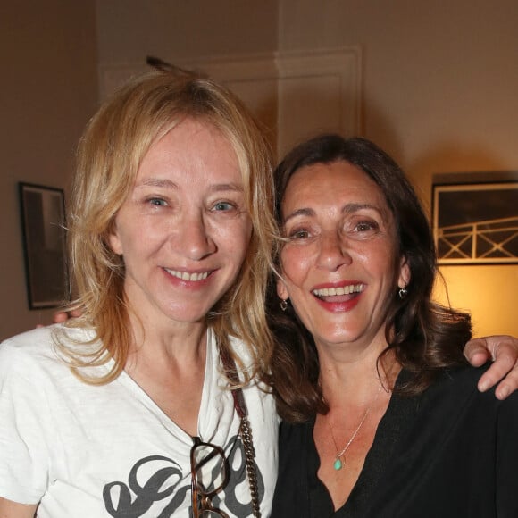Exclusif - Sylvie Testud et Valérie Karsenti - " Une soirée en Absurdie ", organisée par Stéphane de Groodt au profit de l'association AMC France-Ukraine au Théâtre de l'Oeuvre à Paris le 10 Mai 2022. © Bertrand Rindoff / Bestimage 