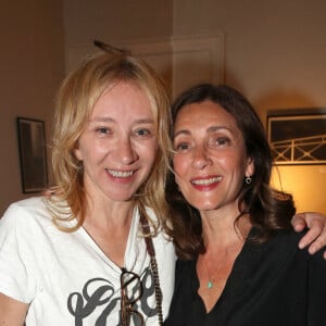 Exclusif - Sylvie Testud et Valérie Karsenti - " Une soirée en Absurdie ", organisée par Stéphane de Groodt au profit de l'association AMC France-Ukraine au Théâtre de l'Oeuvre à Paris le 10 Mai 2022. © Bertrand Rindoff / Bestimage 