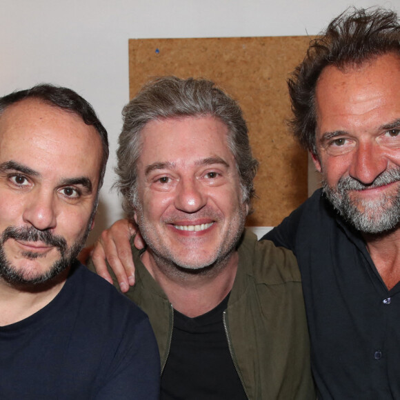 Exclusif - François-Xavier Demaison, Eric Theobald (metteur en scène du show) et Stéphane de Groodt - " Une soirée en Absurdie ", organisée par Stéphane de Groodt au profit de l'association AMC France-Ukraine au Théâtre de l'Oeuvre à Paris le 10 Mai 2022. © Bertrand Rindoff / Bestimage 