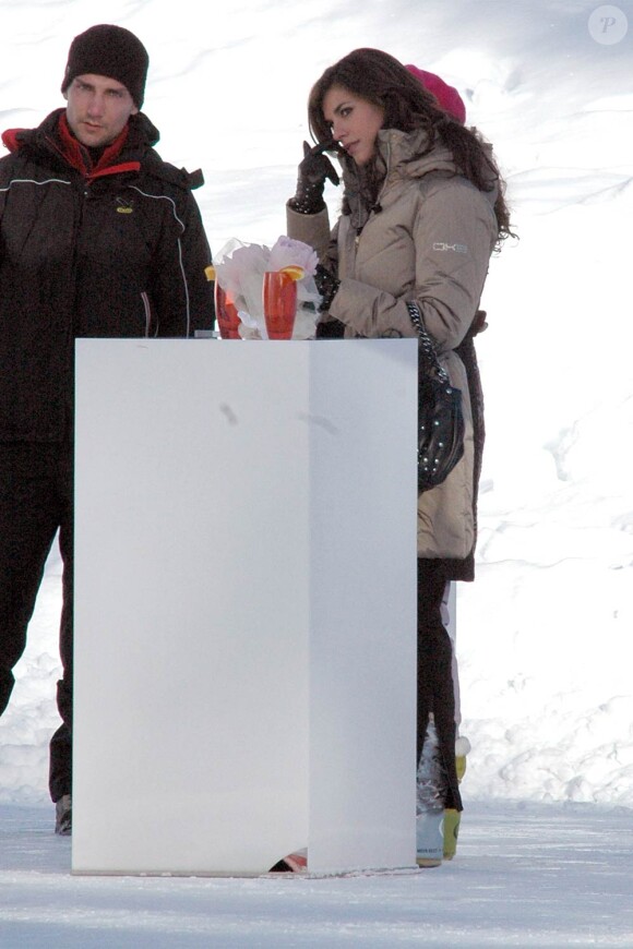 Elisabetta Canalis en plein tournage en Suisse, le 28 janvier 2010