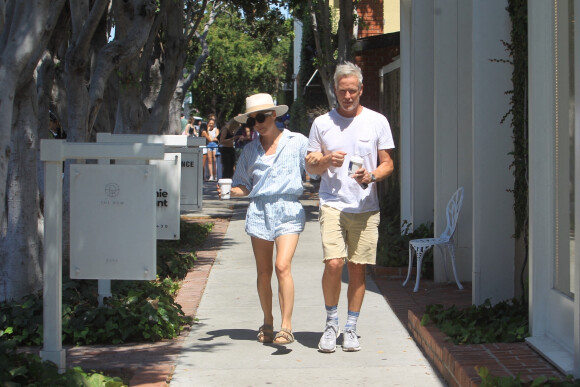 Exclusif - Selma Blair et son compagnon Ron Carlson font une pause café pendant leur séance de shopping sur Melrose Place à Hollywood, Los Angeles. Le 10 juillet 2021.