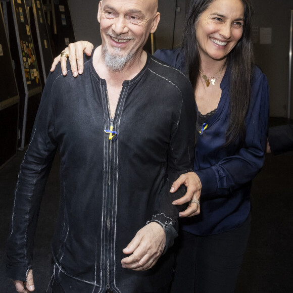 Exclusif - Florent Pagny et sa femme Azucena - Backstage de l'émission spéciale "Unis pour l'Ukraine" à la Maison de la Radio et de la Musique, diffusée en direct sur France 2 et présentée par Nagui et Leïla.Kaddour à Paris le 8 mars 2022.  © Cyril Moreau / Jack Tribeca / Bestimage 