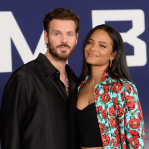 Matt Pokora et sa femme Christina Milian au photocall lors de la première du film "Ambulance" à Los Angeles le 4 avril 2022.