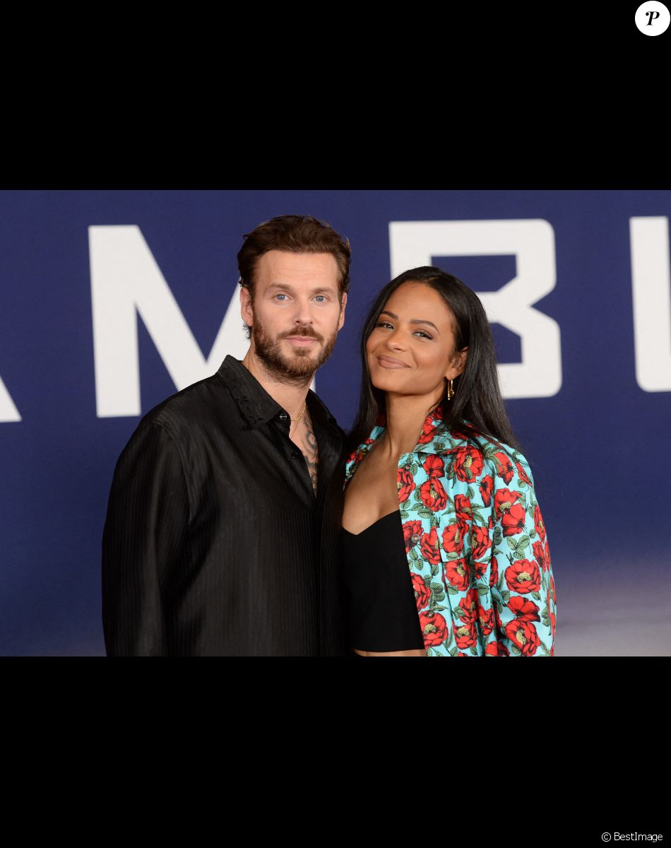 Matt Pokora et sa femme Christina Milian au photocall lors de la première du film "Ambulance" à Los Angeles le 4 avril 2022.