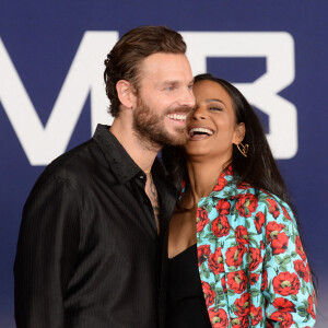 Matt Pokora et sa femme Christina Milian au photocall lors de la première du film "Ambulance" à Los Angeles le 4 avril 2022.