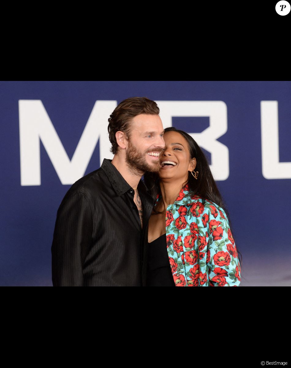 Matt Pokora et sa femme Christina Milian au photocall lors de la première du film "Ambulance" à Los Angeles le 4 avril 2022.