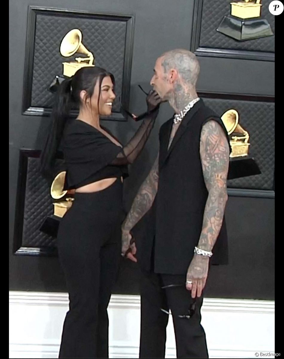 Kourtney Kardashian et son compagnon Travis Barker au photocall de la 64ème édition des Grammy Awards au MGM Grand Garden à Las Vegas, Nevada, Etats-Unis, le 3 avril 2022.