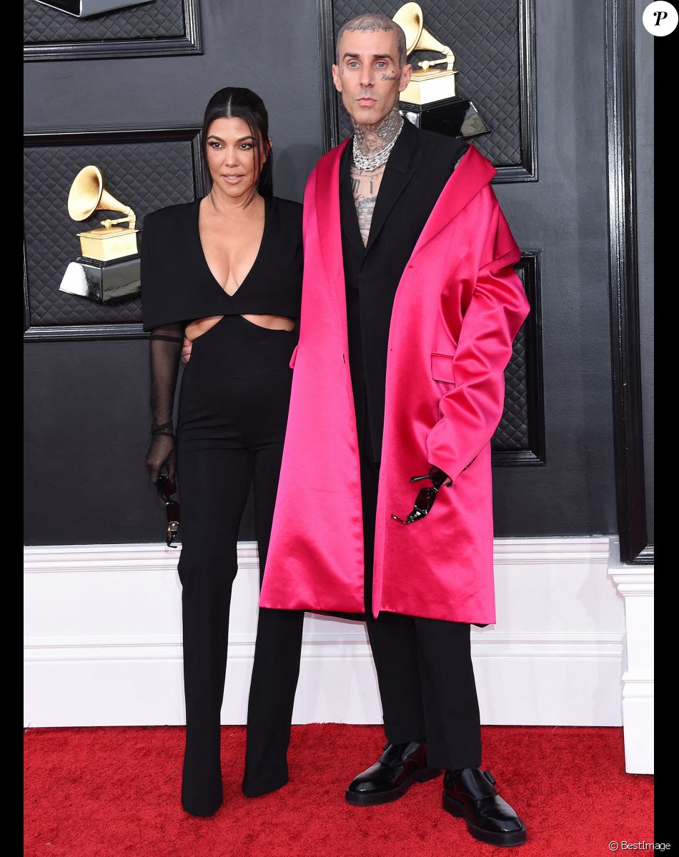 Mariage - Kourtney Kardashian et Travis Barker se sont mariés à Las Vegas - Kourtney Kardashian et son compagnon Travis Barker au photocall de la 64ème édition des Grammy Awards au MGM Grand Garden à Las Vegas le 3 avril 2022.