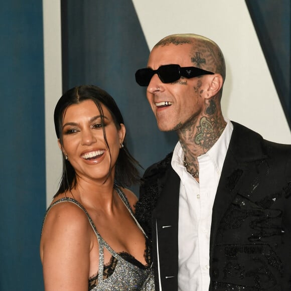 Kourtney Kardashian et son fiancé Travis Barker au photocall de la soirée "Vanity Fair" lors de la 94ème édition de la cérémonie des Oscars au Wallis Annenberg Center for the Performing Arts dans le quartier de Beverly Hills, à Los Angeles, Californie, Etats-Unis, le 27 mars 2022. © imageSPACE/Zuma Press/Bestimage 