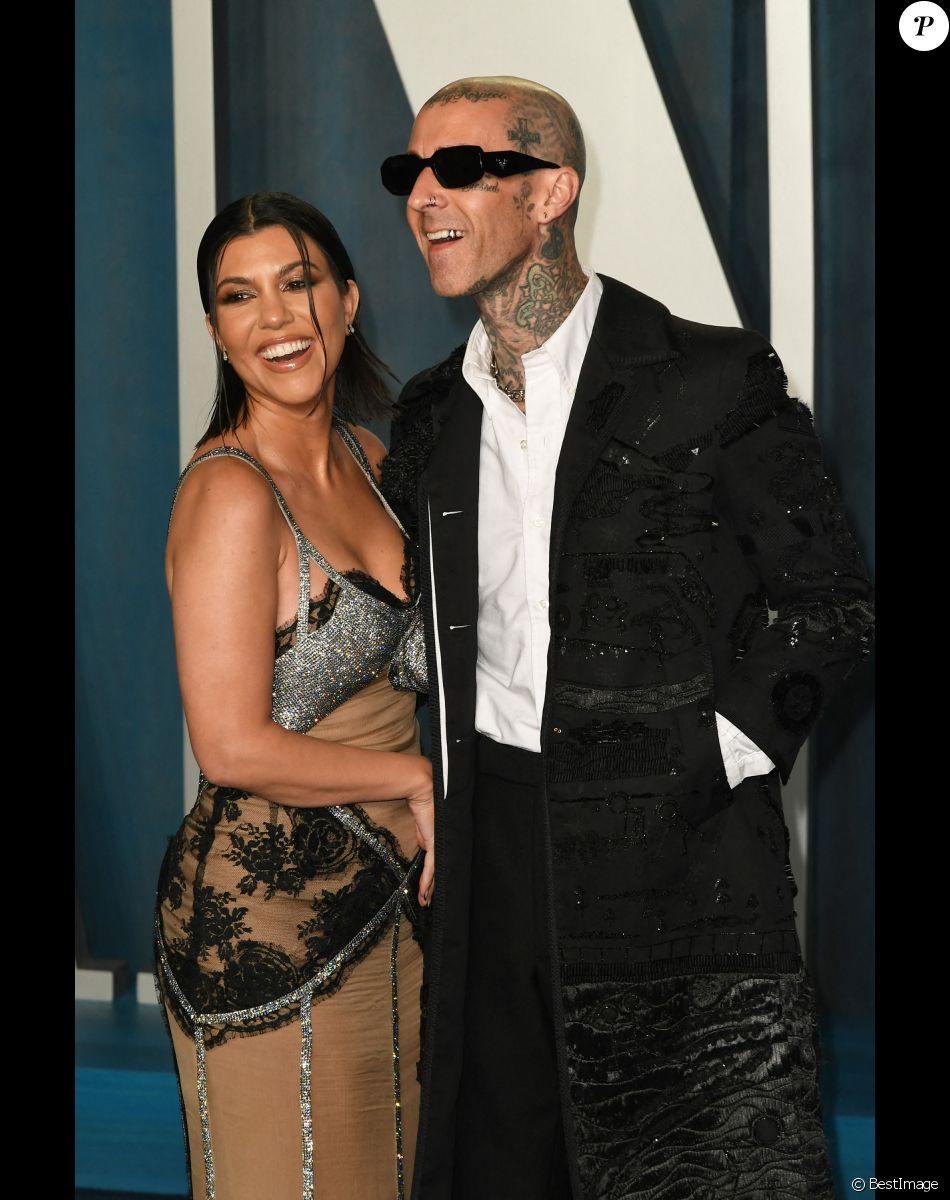 Kourtney Kardashian et son fiancé Travis Barker au photocall de la soirée "Vanity Fair" lors de la 94ème édition de la cérémonie des Oscars au Wallis Annenberg Center for the Performing Arts dans le quartier de Beverly Hills, à Los Angeles, Californie, Etats-Unis, le 27 mars 2022. © imageSPACE/Zuma Press/Bestimage