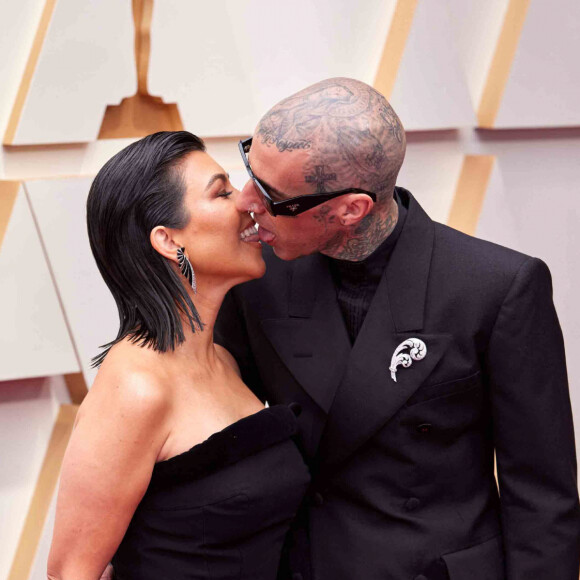 Kourtney Kardashian et Travis Barker lors de la 94ème édition de la cérémonie des Oscars au théâtre Dolby, à Los Angeles, Californie, Etats-Unis, le 27 mars 2022. 