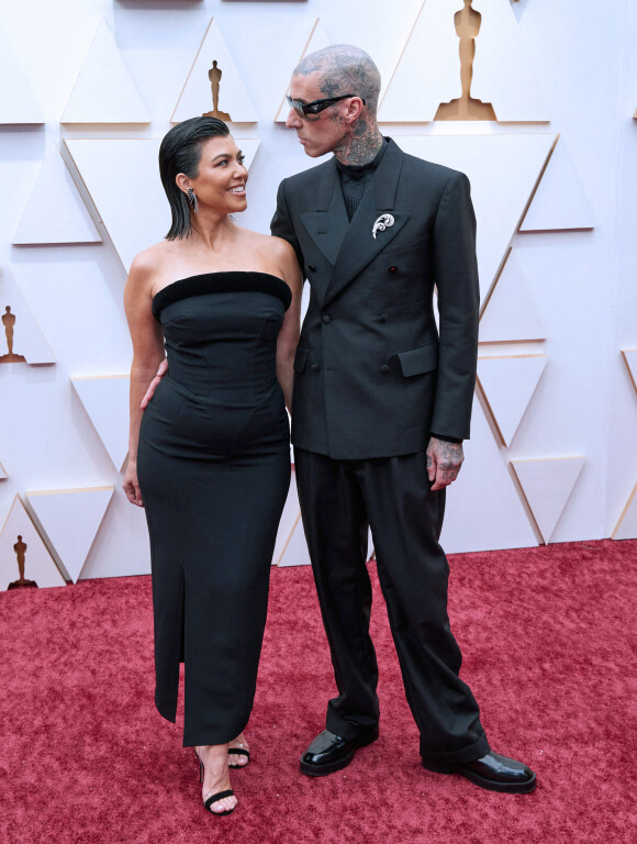 Mariage - Kourtney Kardashian et Travis Barker se sont mariés à Las Vegas - KOURTNEY KARDASHIAN et TRAVIS BARKER au photocall de la 94ème édition de la cérémonie des Oscars à Los Angeles, le 27 mars 2022. 