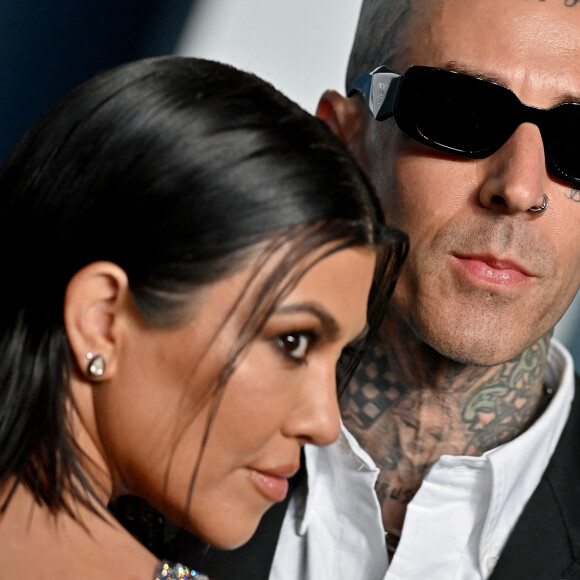 Kourtney Kardashian et son fiancé Travis Barker au photocall de la soirée "Vanity Fair" lors de la 94ème édition de la cérémonie des Oscars au Wallis Annenberg Center for the Performing Arts dans le quartier de Beverly Hills, à Los Angeles, Californie, Etats-Unis