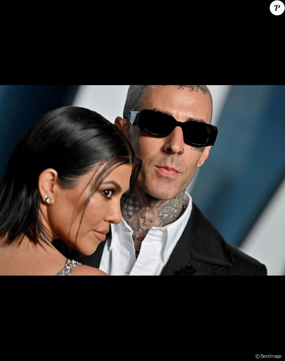 Kourtney Kardashian et son fiancé Travis Barker au photocall de la soirée "Vanity Fair" lors de la 94ème édition de la cérémonie des Oscars au Wallis Annenberg Center for the Performing Arts dans le quartier de Beverly Hills, à Los Angeles, Californie, Etats-Unis