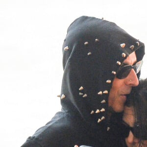 Kourtney Kardashian et son compagnon Travis Barker se promènent tendrement enlacés à Venise, le 31 août 2021.