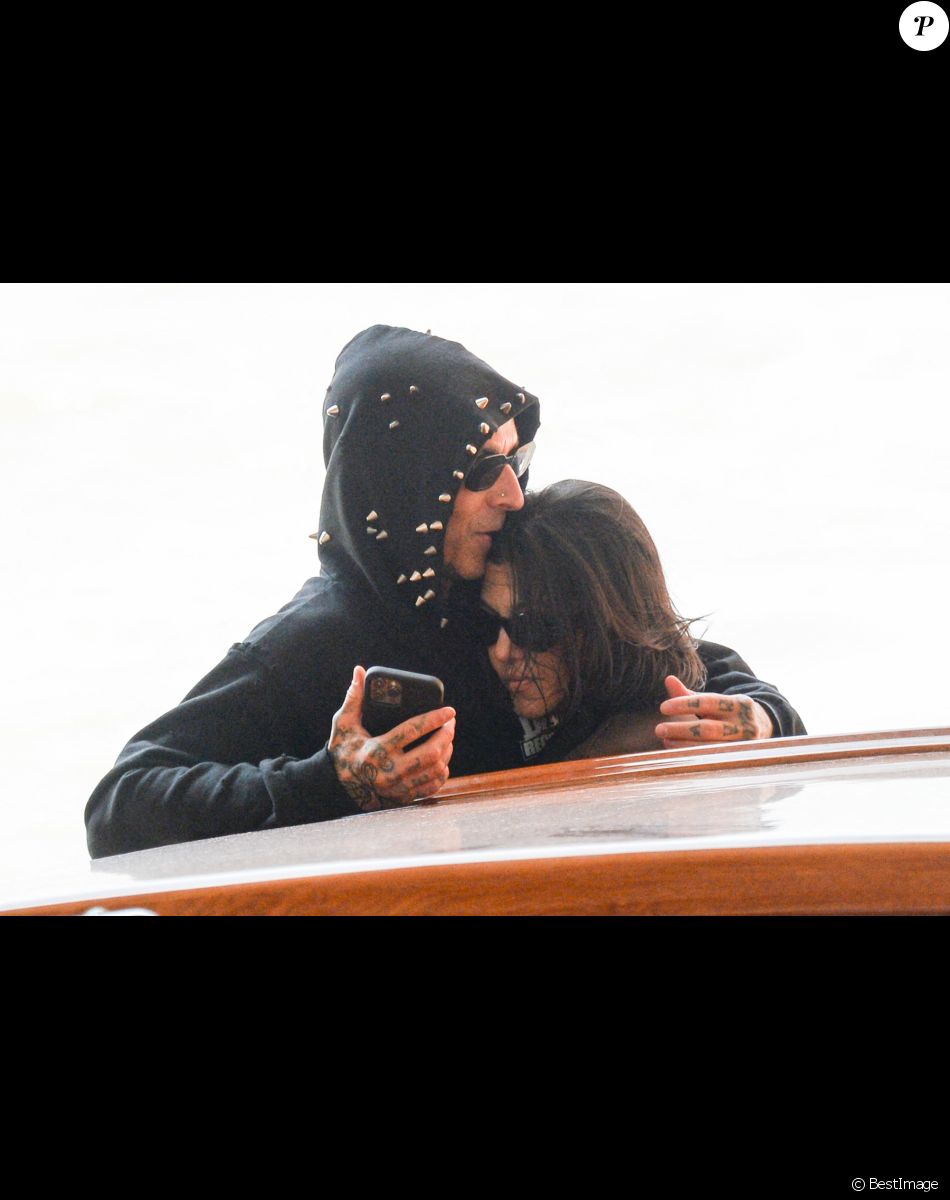 Kourtney Kardashian et son compagnon Travis Barker se promènent tendrement enlacés à Venise, le 31 août 2021.