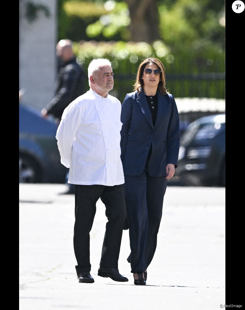 Le chef Guy Savoy et sa compagne Sonia Mabrouk - Obsèques d'Antoine Alléno (fils du chef cuisinier français, trois étoiles au Guide Michelin Yannick Alléno) en la collégiale Notre-Dame de Poissy. © Jean-Baptiste Autissier/Panoramic/Bestimage