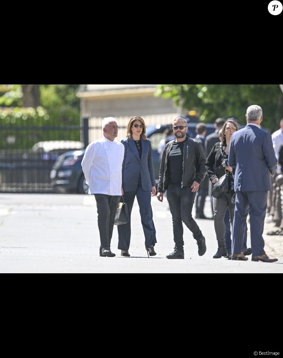 Le chef Guy Savoy et sa compagne Sonia Mabrouk - Obsèques d'Antoine Alléno (fils du chef cuisinier français, trois étoiles au Guide Michelin Yannick Alléno) en la collégiale Notre-Dame de Poissy, France, le 13 mai 2022. © Jean-Baptiste Autissier/Panoramic/Bestimage
