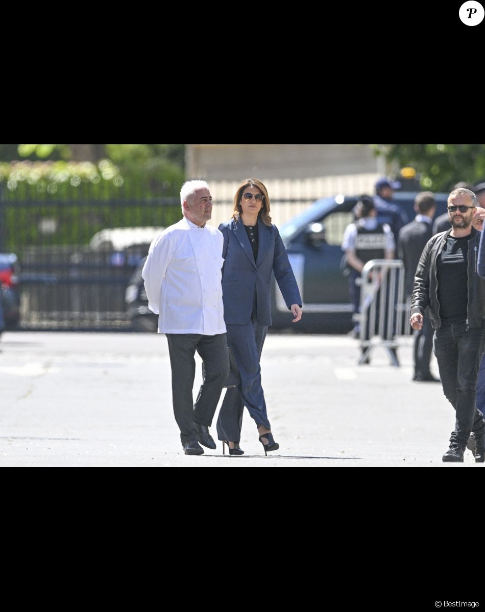 Le chef Guy Savoy et sa compagne Sonia Mabrouk - Obsèques d'Antoine Alléno (fils du chef cuisinier français, trois étoiles au Guide Michelin Yannick Alléno) en la collégiale Notre-Dame de Poissy, France, le 13 mai 2022. © Jean-Baptiste Autissier/Panoramic/Bestimage