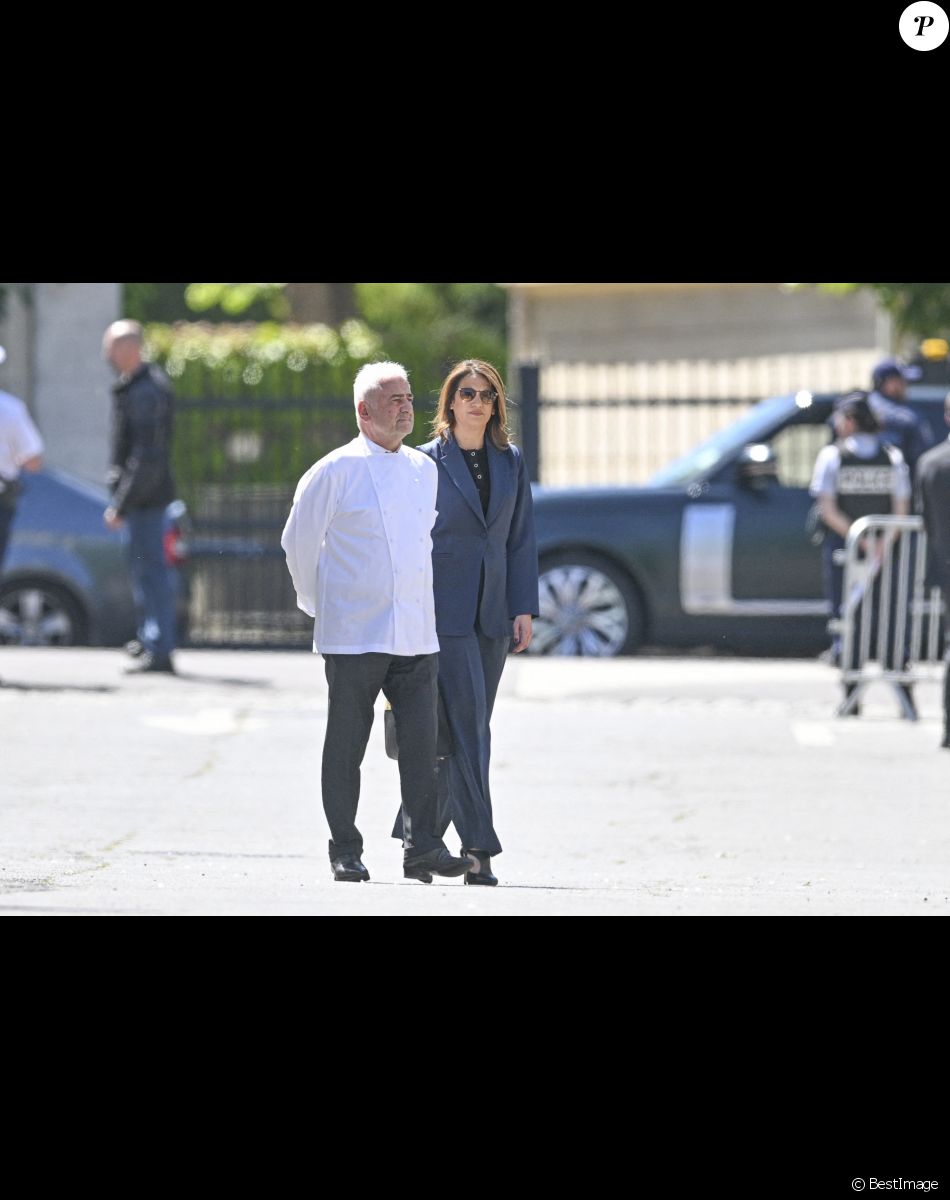 Le chef Guy Savoy et sa compagne Sonia Mabrouk - Obsèques d'Antoine Alléno (fils du chef cuisinier français, trois étoiles au Guide Michelin Yannick Alléno) en la collégiale Notre-Dame de Poissy, France, le 13 mai 2022. © Jean-Baptiste Autissier/Panoramic/Bestimage