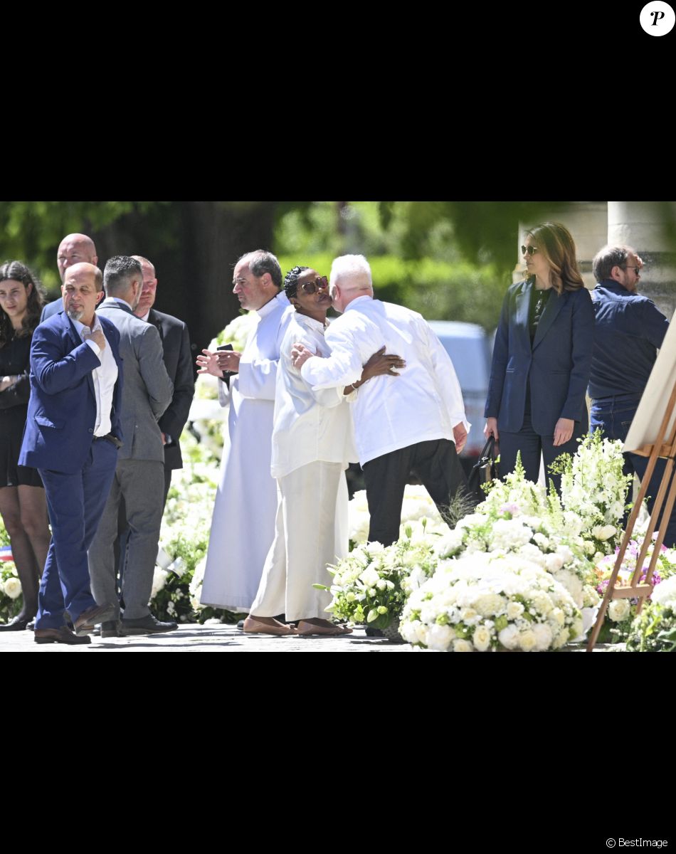 Le chef Guy Savoy et la cheffe Babette de Rozières - Obsèques d'Antoine Alléno (fils du chef cuisinier français, trois étoiles au Guide Michelin Yannick Alléno) en la collégiale Notre-Dame de Poissy, France, le 13 mai 2022. © Jean-Baptiste Autissier/Panoramic/Bestimage