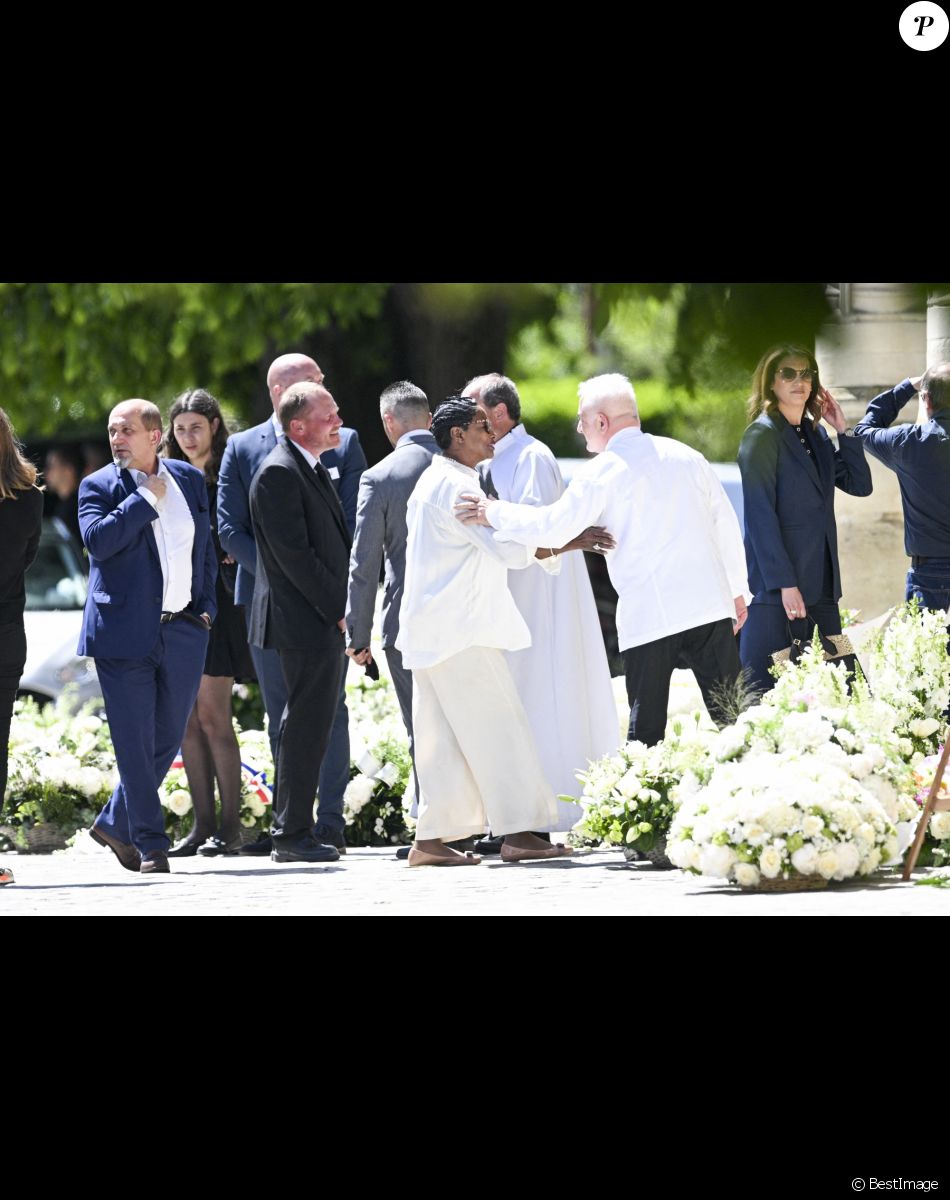 Le chef Guy Savoy et la cheffe Babette de Rozières - Obsèques d'Antoine Alléno (fils du chef cuisinier français, trois étoiles au Guide Michelin Yannick Alléno) en la collégiale Notre-Dame de Poissy, France, le 13 mai 2022. © Jean-Baptiste Autissier/Panoramic/Bestimage