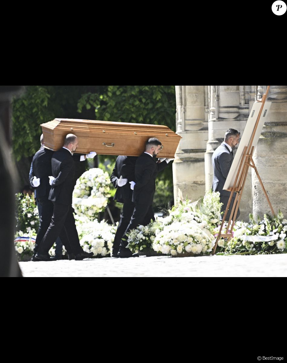 Entrée du cercueil d'Antoine Alléno - Obsèques d'Antoine Alléno (fils du chef cuisinier français, trois étoiles au Guide Michelin Yannick Alléno) en la collégiale Notre-Dame de Poissy, France, le 13 mai 2022. © Jean-Baptiste Autissier/Panoramic/Bestimage