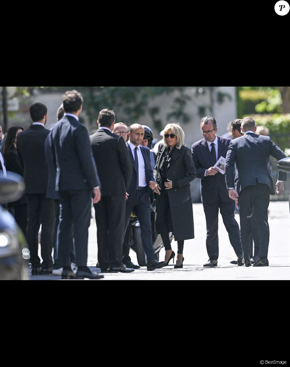 La première dame française, Brigitte Macron et José Pietroboni, chef du protocole - Obsèques d'Antoine Alléno (fils du chef cuisinier français, trois étoiles au Guide Michelin Yannick Alléno) en la collégiale Notre-Dame de Poissy, France, le 13 mai 2022. © Jean-Baptiste Autissier/Panoramic/Bestimage