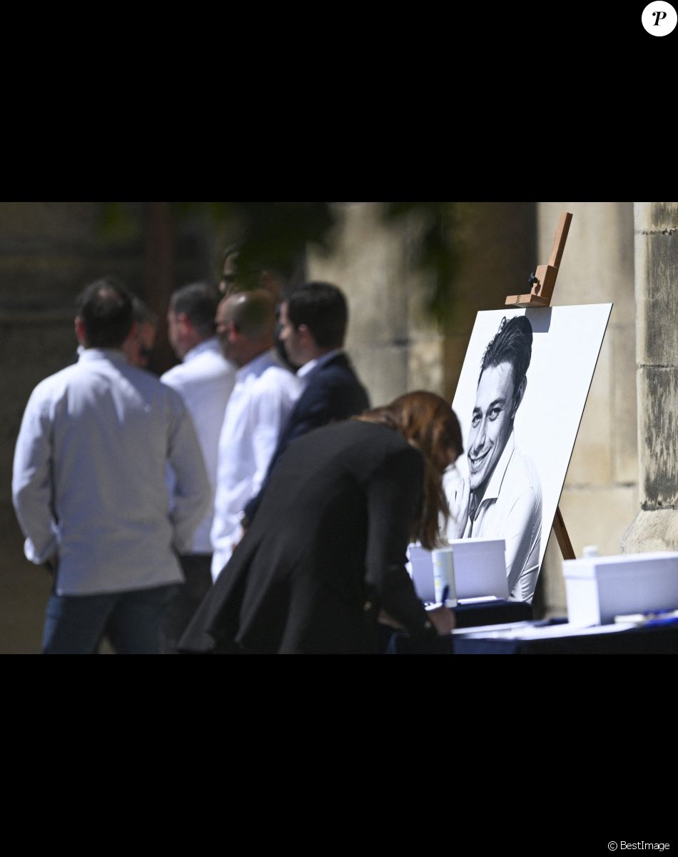 Portrait d Antoine Alleno - Obsèques d'Antoine Alléno (fils du chef cuisinier français, trois étoiles au Guide Michelin Yannick Alléno) en la collégiale Notre-Dame de Poissy, France, le 13 mai 2022. © Jean-Baptiste Autissier/Panoramic/Bestimage Funeral of Antoine Alléno (son of the French chef, three stars in the Michelin Guide Yannick Alléno) in the Notre-Dame collegiate church in Poissy, France, on May 13, 2022.