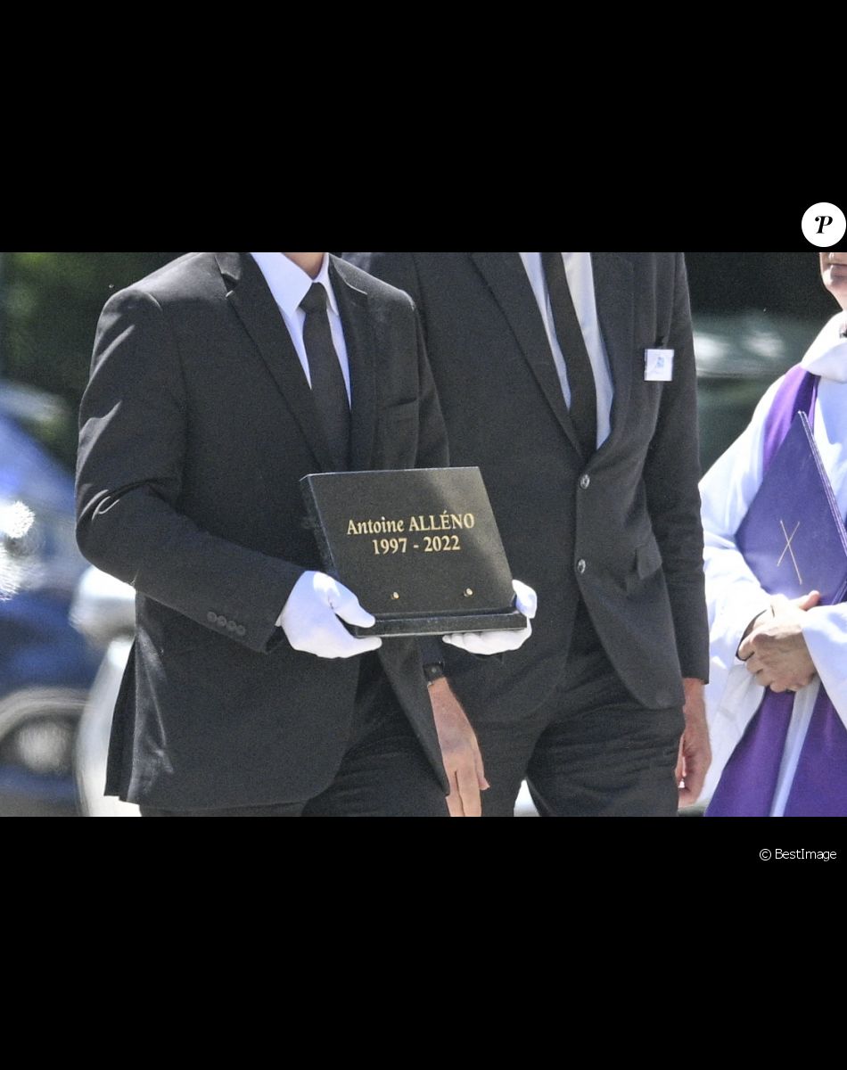 Plaque de Cercueil - Obsèques d'Antoine Alléno (fils du chef cuisinier français, trois étoiles au Guide Michelin Yannick Alléno) en la collégiale Notre-Dame de Poissy, France, le 13 mai 2022. © Jean-Baptiste Autissier/Panoramic/Bestimage