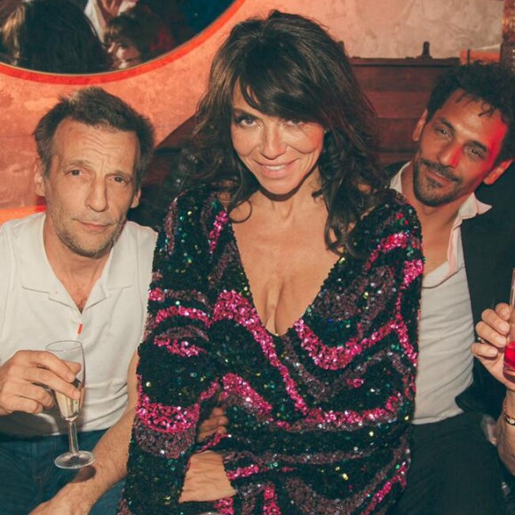 Exclusif - Vincent Heneine, Mathieu Kassovitz, Sandra Sisley (robe Oud) et son mari Tomer Sisley, Marie Douce - Soirée du 49ème anniversaire de Sandra Sisley et les 6 ans de "Retrouvite" avec son mari Tomer au restaurant Mamamia à Paris. © Pierre Perusseau/Bestimage 