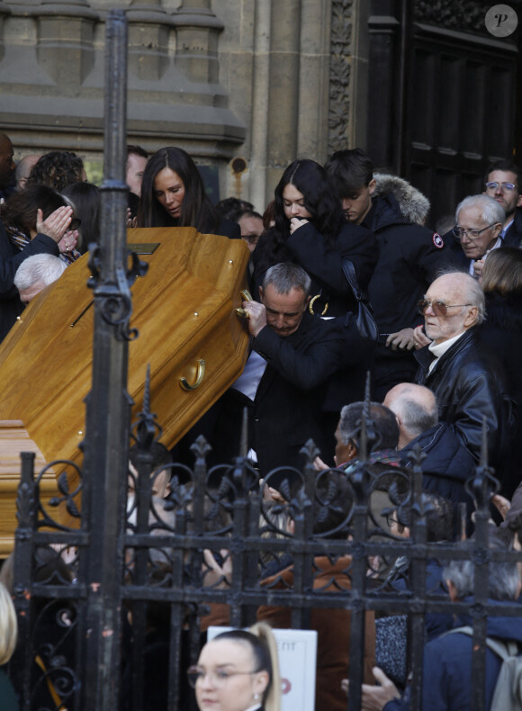 Nathalie Marquay avec ses enfants Lou et Tom - La famille de Jean-Pierre Pernaut à la sortie des obsèques en la Basilique Sainte-Clotilde à Paris le 9 mars 2022. © Denis Guignebourg/Bestimage