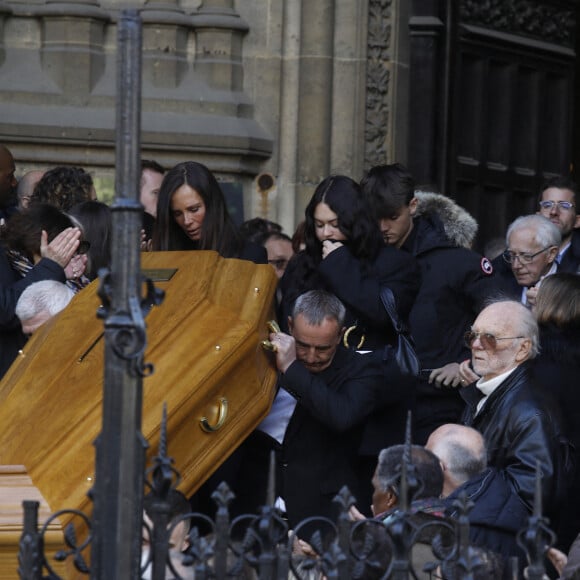 Nathalie Marquay avec ses enfants Lou et Tom - La famille de Jean-Pierre Pernaut à la sortie des obsèques en la Basilique Sainte-Clotilde à Paris le 9 mars 2022. © Denis Guignebourg/Bestimage