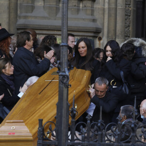 Nathalie Marquay avec ses enfants Lou et Tom - La famille de Jean-Pierre Pernaut à la sortie des obsèques en la Basilique Sainte-Clotilde à Paris le 9 mars 2022. © Denis Guignebourg/Bestimage